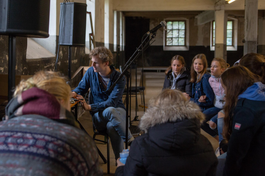 rasmus-nordholt-frieling-mit-schulerinnen.-copyright-lennart-lofink
